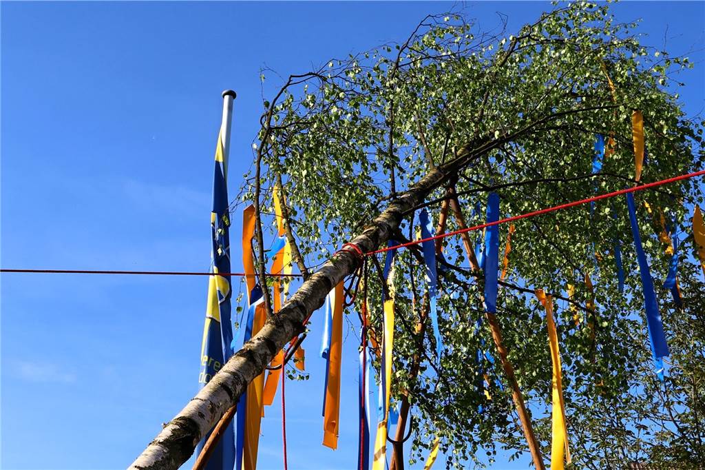 In Lippramsdorf wurde am Mittwochabend (30. April 2025) vor dem Tanz in den Mai der traditionelle Maibaum auf dem Dorfplatz aufgestellt.
