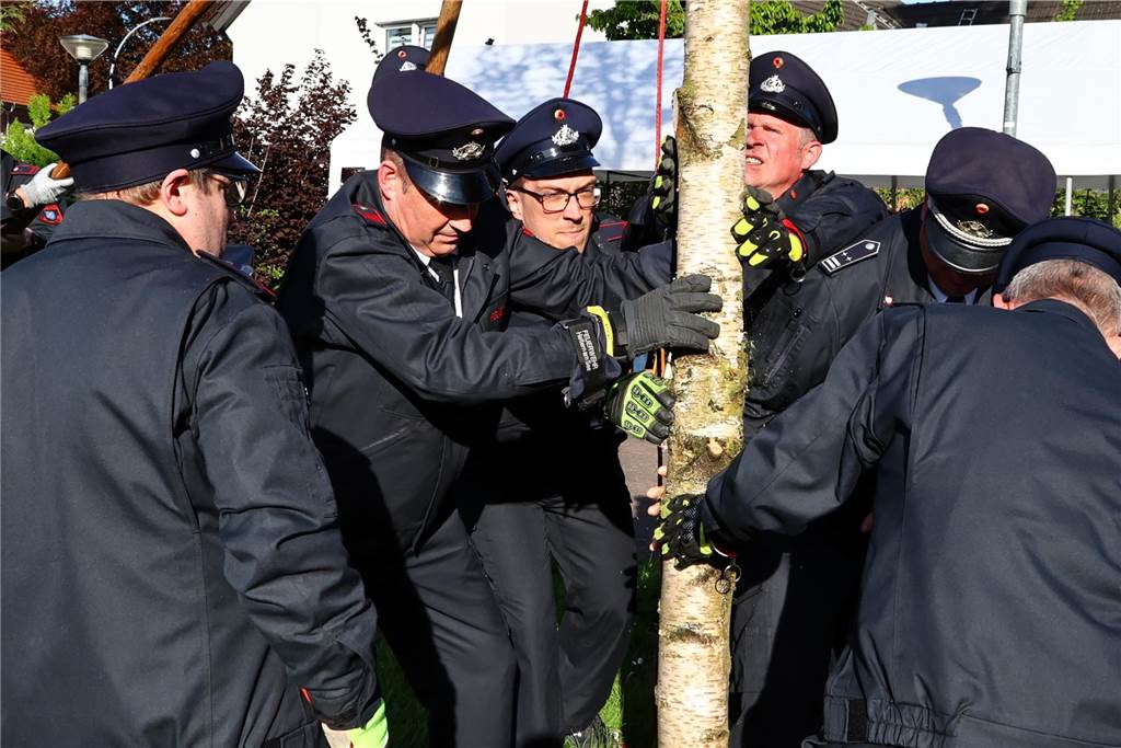 In Lippramsdorf wurde am Mittwochabend (30. April 2025) vor dem Tanz in den Mai der traditionelle Maibaum auf dem Dorfplatz aufgestellt.