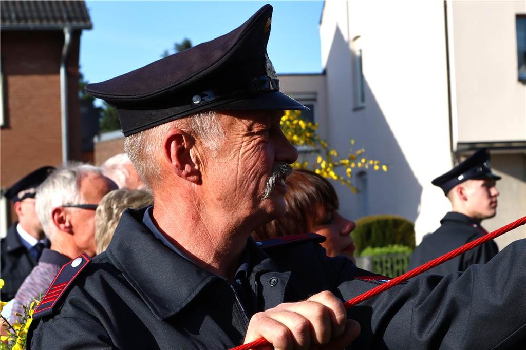 In Lippramsdorf wurde am Mittwochabend (30. April 2025) vor dem Tanz in den Mai der traditionelle Maibaum auf dem Dorfplatz aufgestellt.