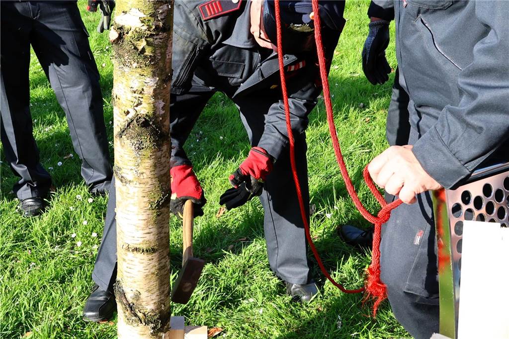 In Lippramsdorf wurde am Mittwochabend (30. April 2025) vor dem Tanz in den Mai der traditionelle Maibaum auf dem Dorfplatz aufgestellt.
