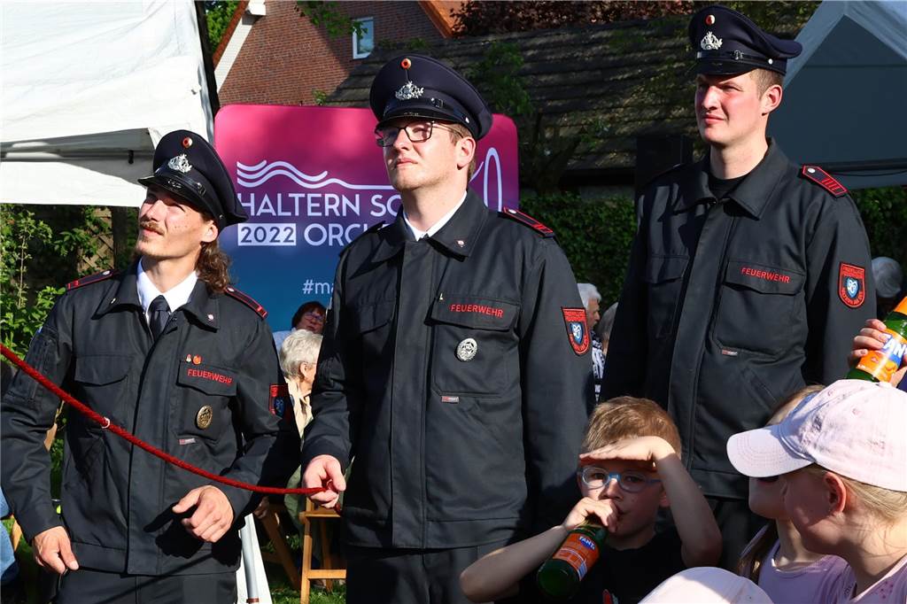 In Lippramsdorf wurde am Mittwochabend (30. April 2025) vor dem Tanz in den Mai der traditionelle Maibaum auf dem Dorfplatz aufgestellt.