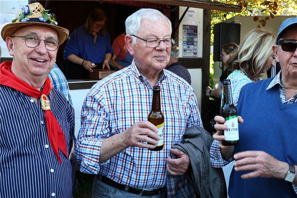 In Lippramsdorf wurde am Mittwochabend (30. April 2025) vor dem Tanz in den Mai der traditionelle Maibaum auf dem Dorfplatz aufgestellt.