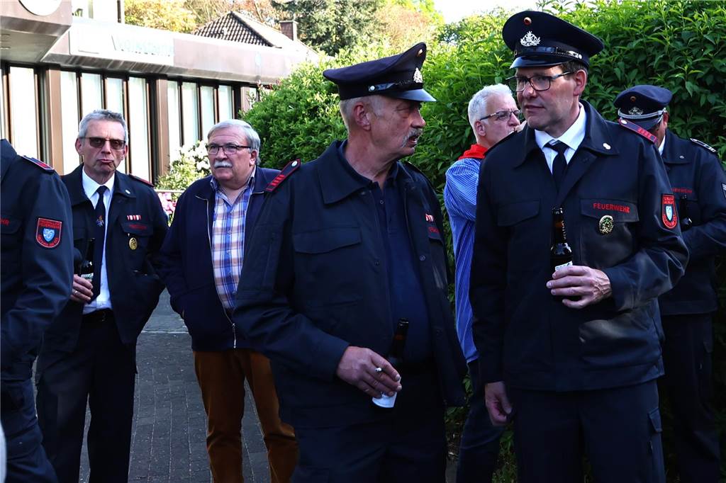In Lippramsdorf wurde am Mittwochabend (30. April 2025) vor dem Tanz in den Mai der traditionelle Maibaum auf dem Dorfplatz aufgestellt.