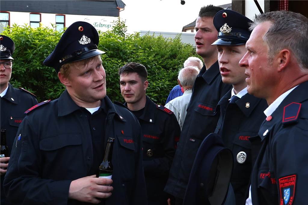 In Lippramsdorf wurde am Mittwochabend (30. April 2025) vor dem Tanz in den Mai der traditionelle Maibaum auf dem Dorfplatz aufgestellt.