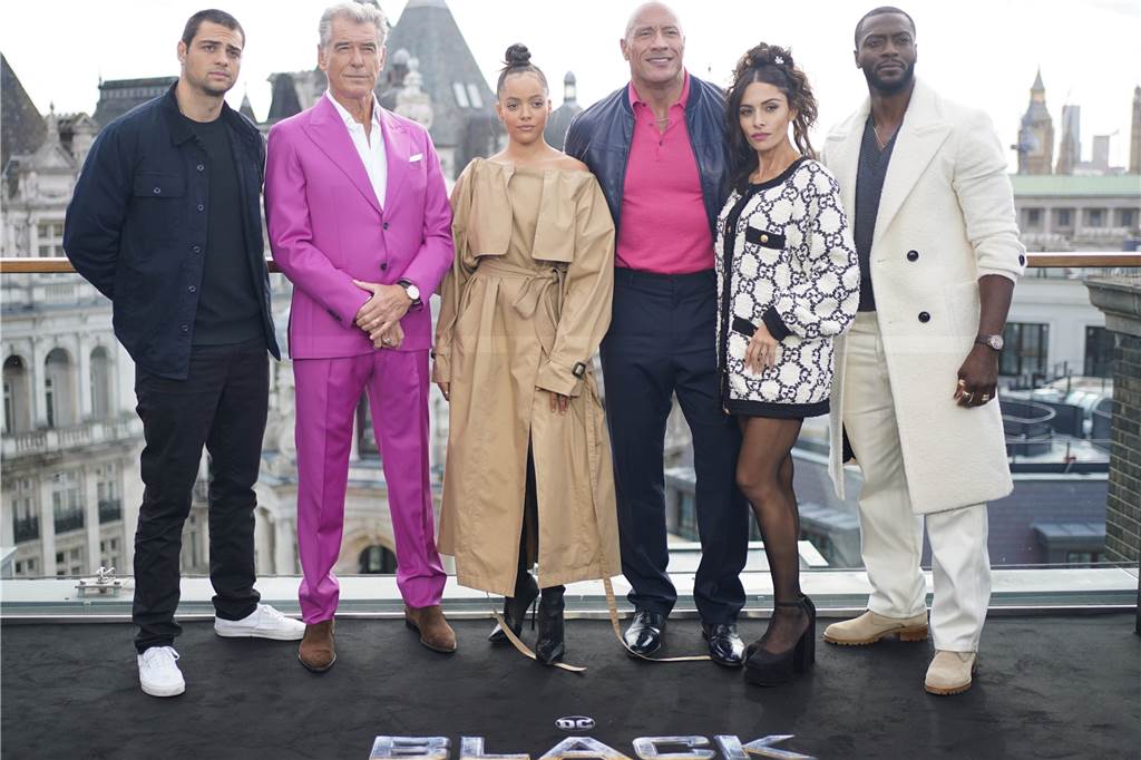 Dwayne Johnson spielt Hauptrolle im Helden-Mumpitz „Black Adam“ In London stellten die Schauspieler den Film vor (v.l.): Noah Centineo, Pierce Brosnan, Quintessa Swindell, Dwayne Johnson, Sarah Shahi und Aldis Hodge.