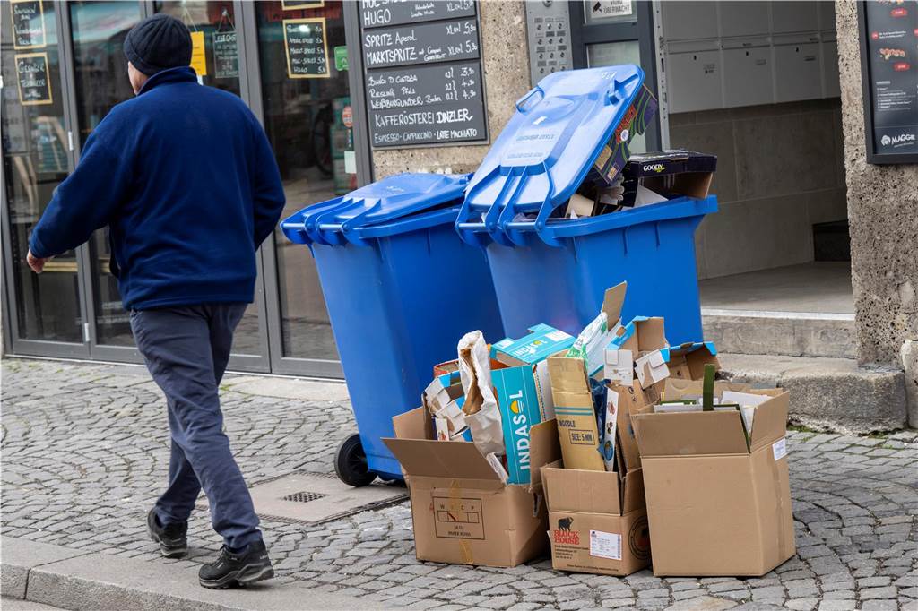 Streik im öffentlichen Dienst: Papiertonnen bleiben stehen In Lünen konnten einige Papiermülltonnen nicht abgeholt werden. Grund dafür waren die Folgen des Streiks im Öffentlichen Dienst. (Symbolbild)