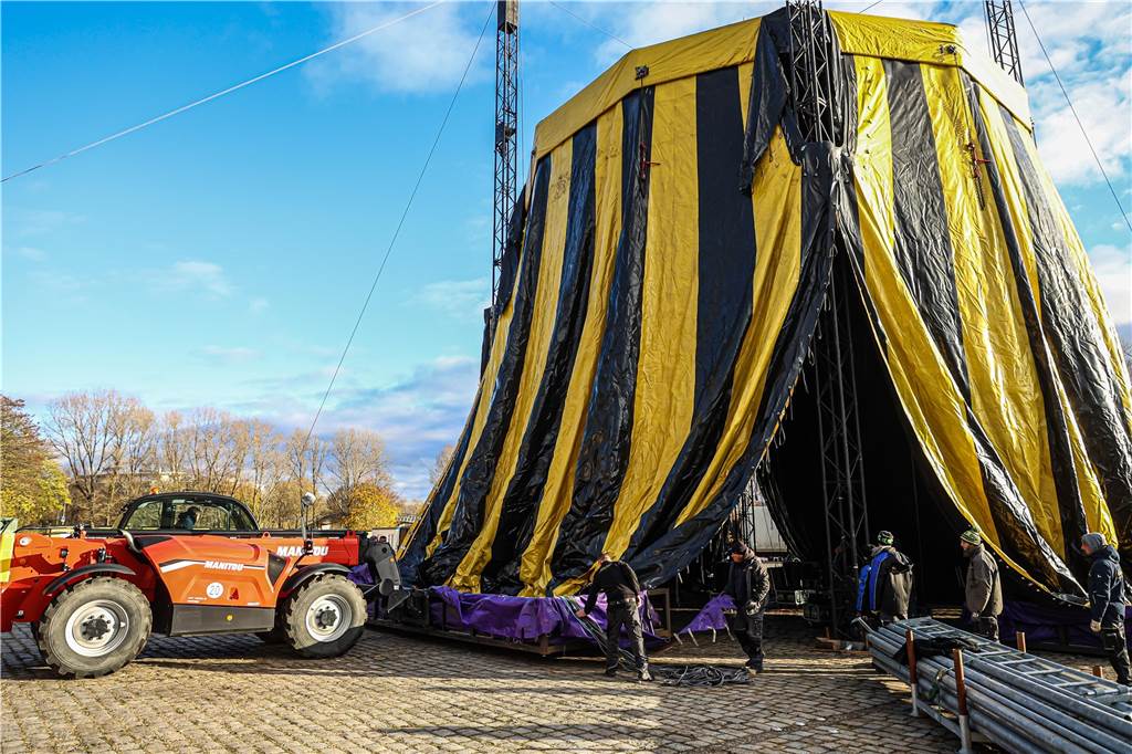 In luftiger Höhe wagen die Akrobaten dann ab 8. Dezember ihre spektakulären Stunts - entsprechend hoch muss das Zelt sein.