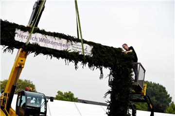 In luftiger Höhe wurde der Bogen fixiert.