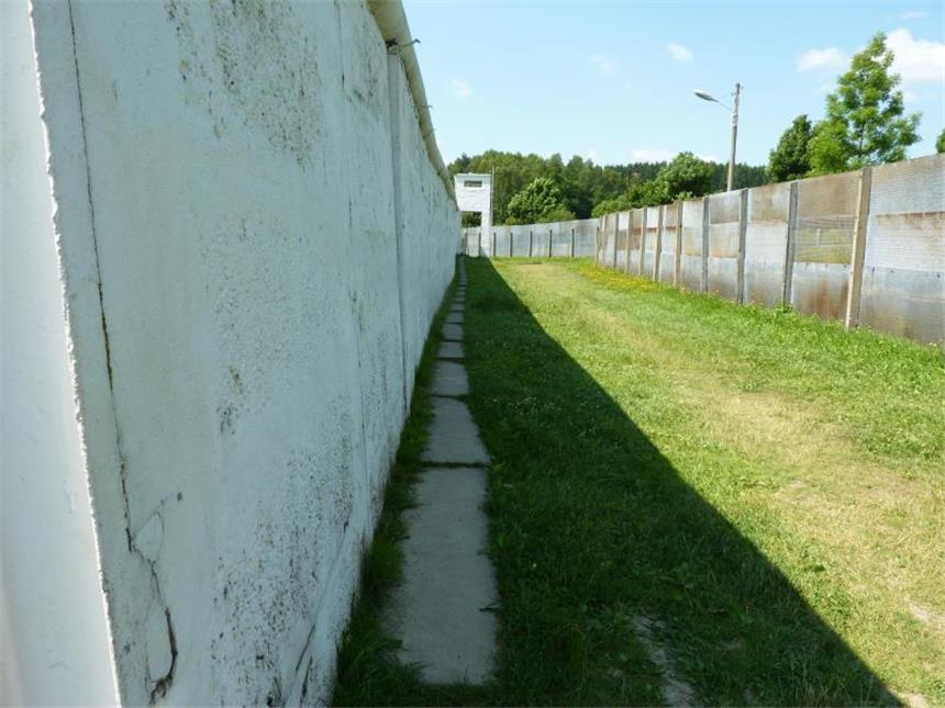 Deutsche Teilung: Zeitgeschichte entlang des Grünen Bandes In Mädlareuth verlief die Mauer mitten durch den Ort. Die Amerikaner nannten ihn deshalb Little Berlin. Foto: Werner Schwanfelder
