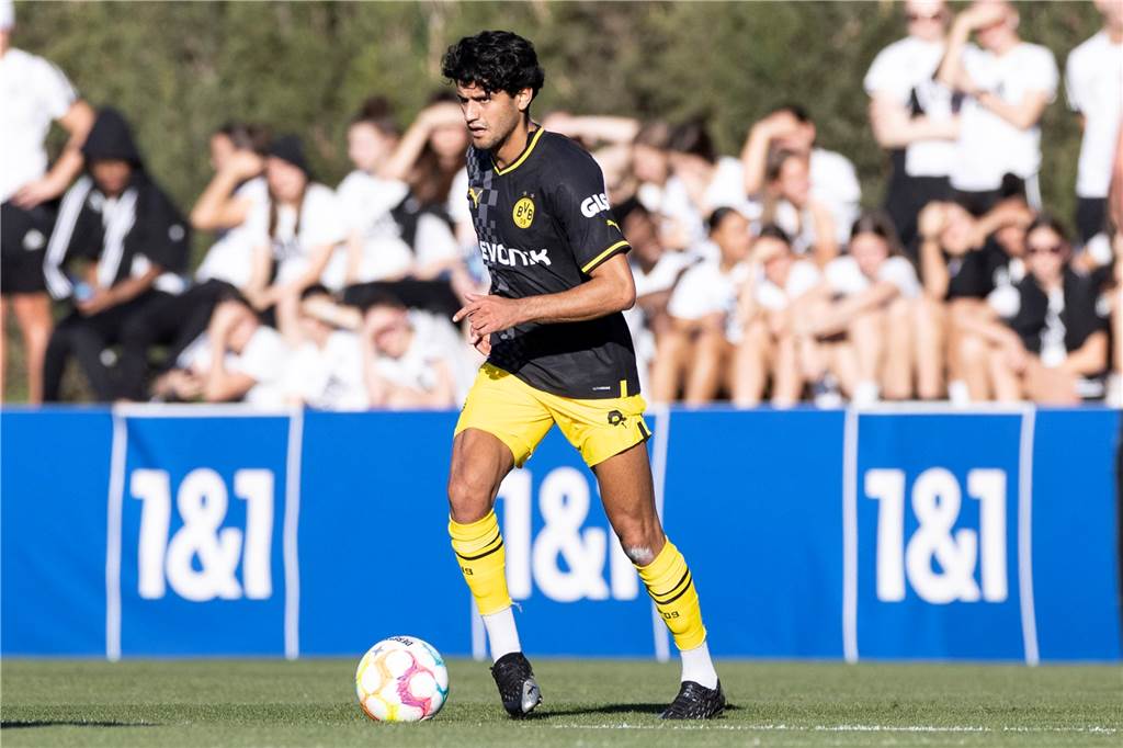 BVB-Spieler Mahmoud Dahoud im Exklusiv-Interview: „Habe es manchmal auch als unfair empfunden“ Mahmoud Dahoud führt den Ball.