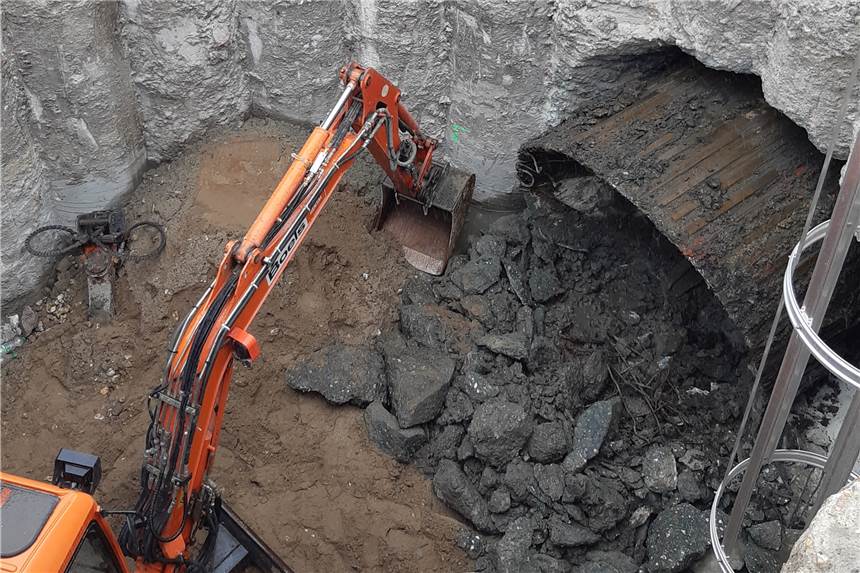 Diese Baustelle ist spektakulär, auch wenn man kaum etwas von ihr sieht In mehreren Metern Tiefe bohrt die Vortriebsmaschine einen horizontalen Kanal unter dem Erin-Parke.