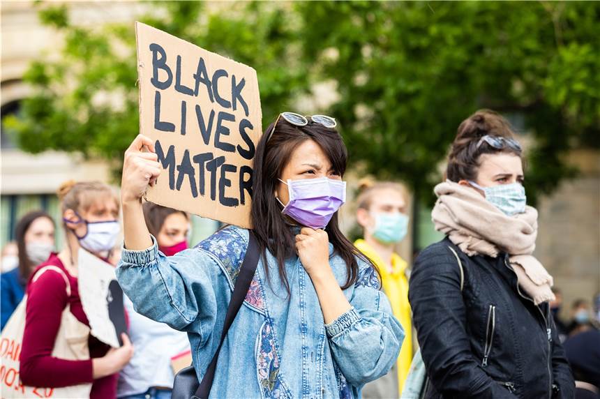 Tausende Demonstranten in NRW: „Rassismus mit Stolz, mit Stärke, mit Präsenz bekämpfen“ In mehreren NRw-Städten gingen Zehntausende Menschen gegen Rassismus auf die Straße.