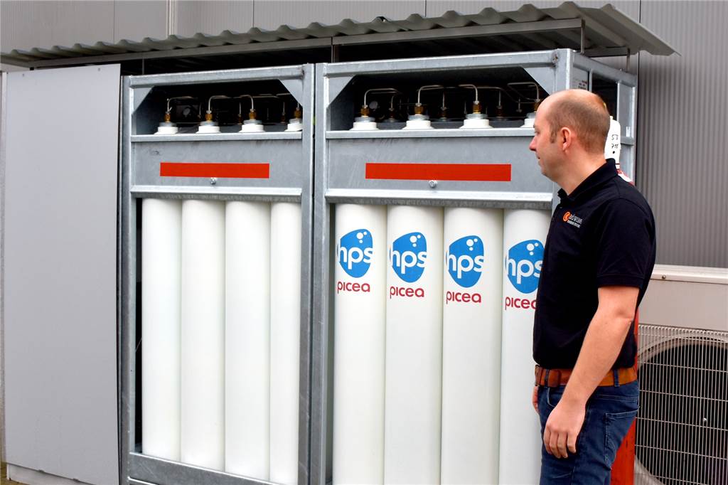 Wasserstoffspeicher: Ahauser Unternehmen vertreibt Lösung für Sonnenenergie In mehreren Paketen werden die Speicherflaschen für den Wasserstoff aufgestellt. Sie können Wasserstoff für die Produktion von 300 bis 1500 Kilowattstunden elektrischer Energie aufnehmen. In diesem Fall, dem Firmengebäude von Böwing Energietechnik an der Fockenstegge, sind es 600 Kilowattstunden.