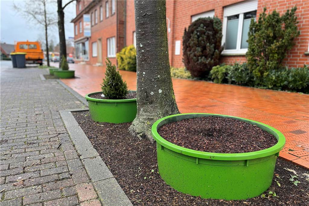 Dreiste Diebe klauen Tannenbäumchen mit Lichterkette: Kübel verwüstet Blick entlang der Hauptstraße.
