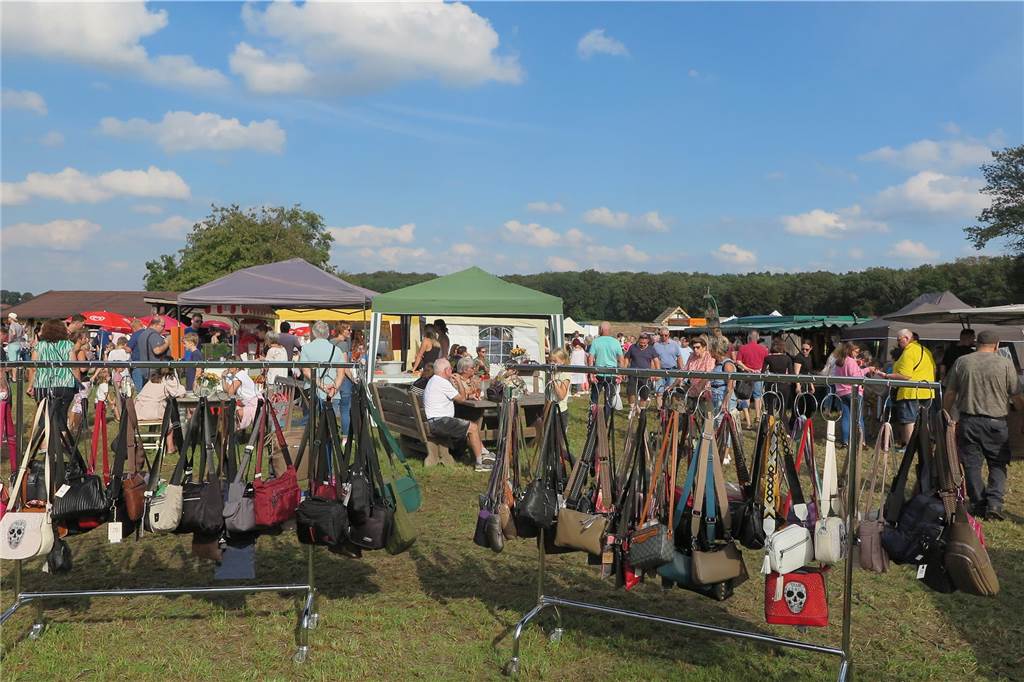 Besterner Bauernmarkt: Viele Besucher strömten zum Sonnenhof In mehreren Reihen waren die etwa 60 Stände beim Bestener Bauernmarkt aufgestellt worden