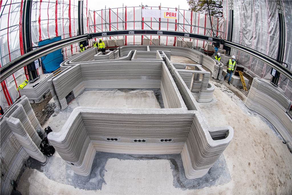 Vereinsheim aus dem 3D-Drucker: Erste Teile in Nordkirchen angekommen In mehreren Schichten wird der Beton von einem XXL-Drucker aufgetragen. Die Firma Peri wird auch das neue Vereinsheim des SC Cappelle in Nordkirchen mit einem 3D-Drucker bauen.