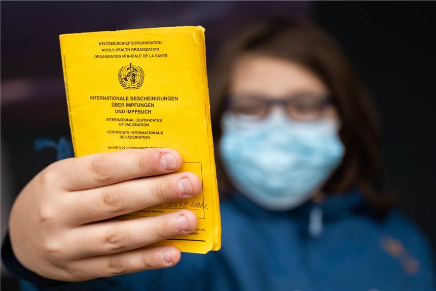 Razzia gegen Impfpassfälscher in mehreren NRW-Städten In mehreren Städten gab es eine Razzia gegen mutmaßliche Impfpassfälscher.