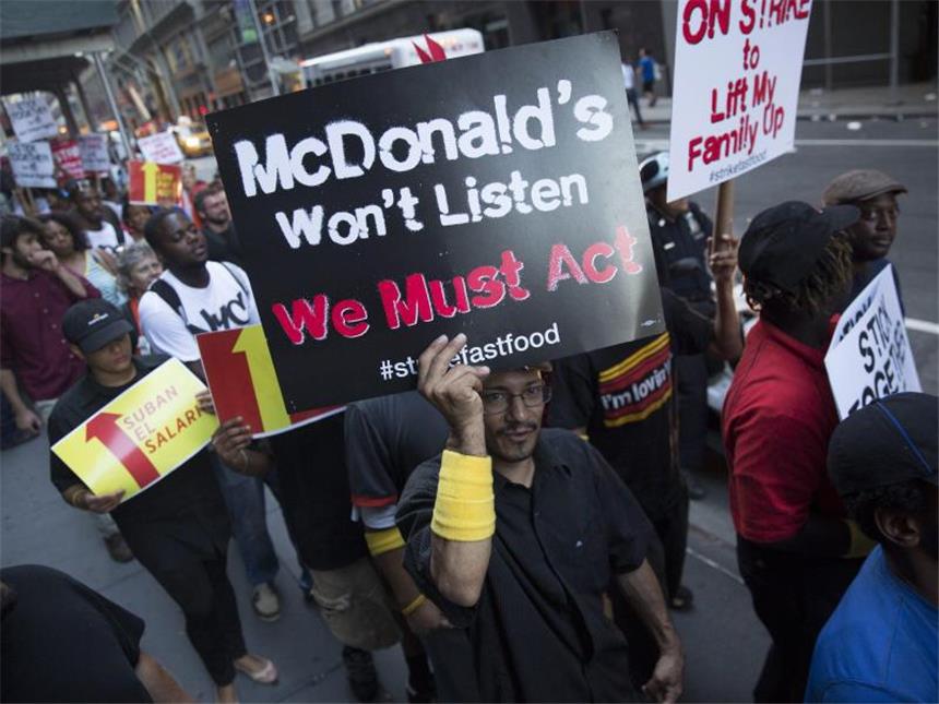 Fast-Food-Mitarbeiter streiken in 150 US-Städten für höheren Lohn In mehreren Städten nahm die Polizei Protestierende in Gewahrsam. Sie fordern eine Erhöhung des Stundenlohns auf 15 Dollar (11,60 Euro). Foto: John Taggart
