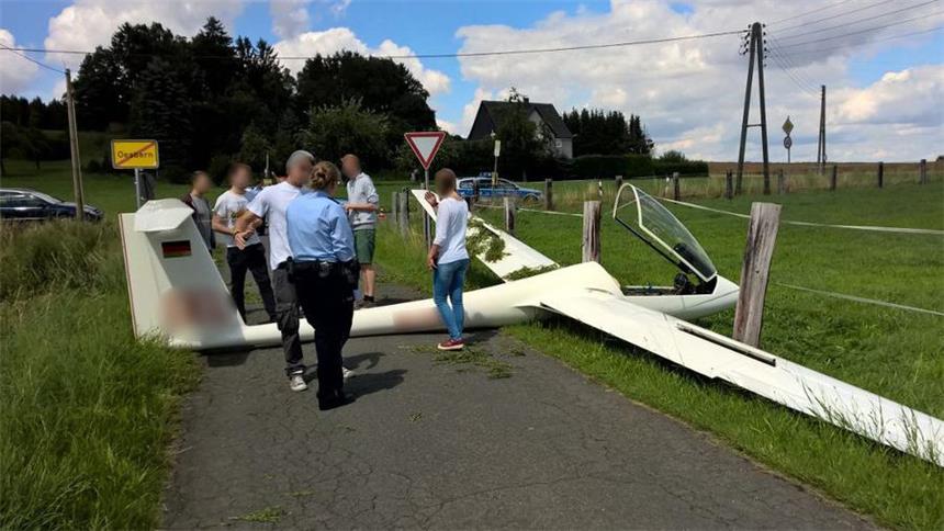 Iserlohnerin muss Segelflugzeug notlanden In Menden-Oesbern musste eine 17-Jährige aus Iserlohn ihr Segelflugzeug notlanden.