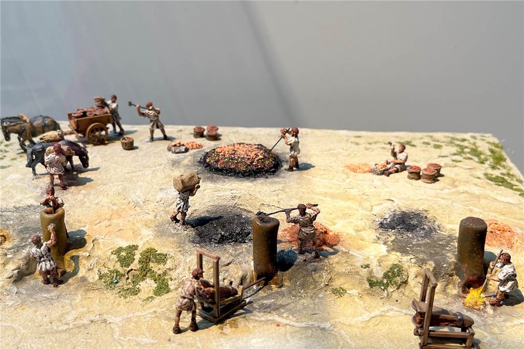 Römermuseum feiert 30-Jähriges mit Ausstellung und Familienwochenende In Miniatur-Szenarien wird der Herstellungsprozess eines Dolches dargestellt. Hier wird zunächst Holzkohle produziert.