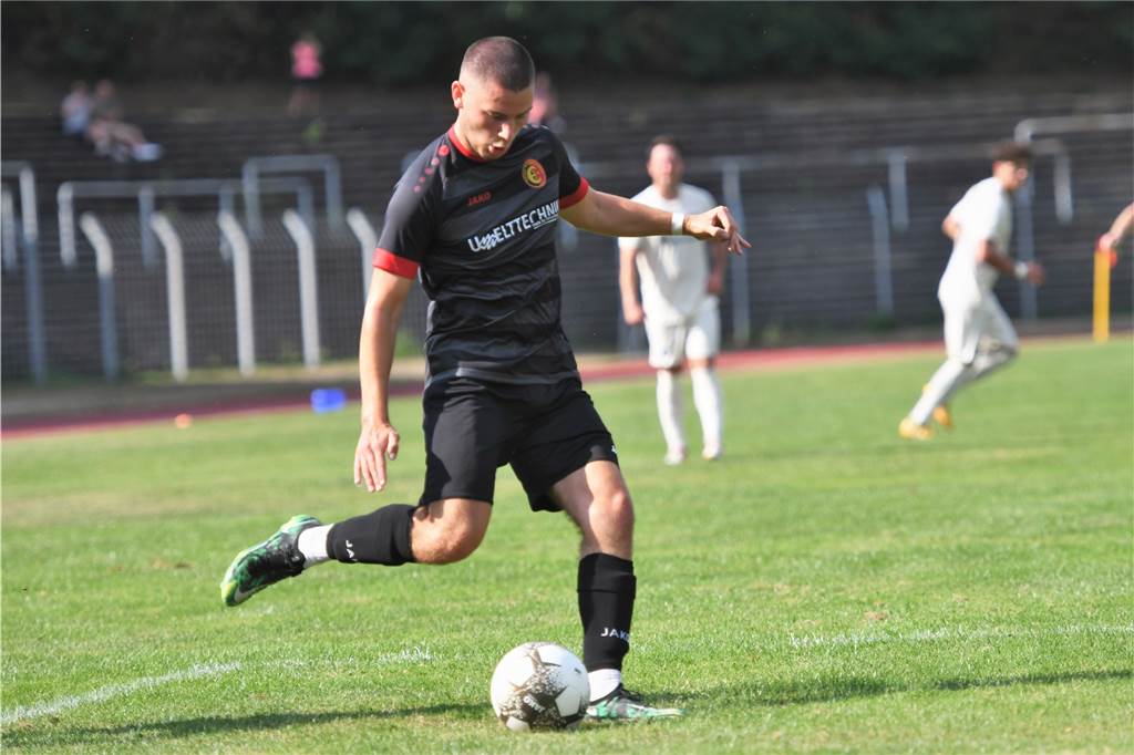 Erkenschwick vs. Haltern - das Spiel eines tragischen und eines heimlichen Derbyhelden In Minute 77 erst gekommen, danach an vier(!) entscheidenden Aktionen beteiligt: Arian Phil Schuwirth bereitet mit dieser Flanke den 2:1-Treffer durch Stefan Oerterer vor.
