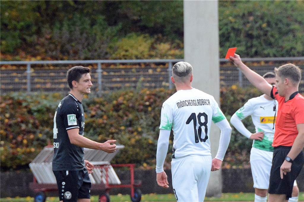 „Warum auch immer“: Noah Korczowski fehlt dem TuS Haltern den kompletten November In Mönchengladbach sah der Halterner Korczowski (l.) in der Nachspielzeit die Rote Karte.