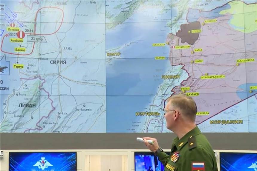 In Moskau erklärt ein russischer Generalmajor den Abschuss des russischen Militärflugzeugs über dem Mittelmeer. Foto: Russisches Verteidigungsministerium/RIA Nowosti
