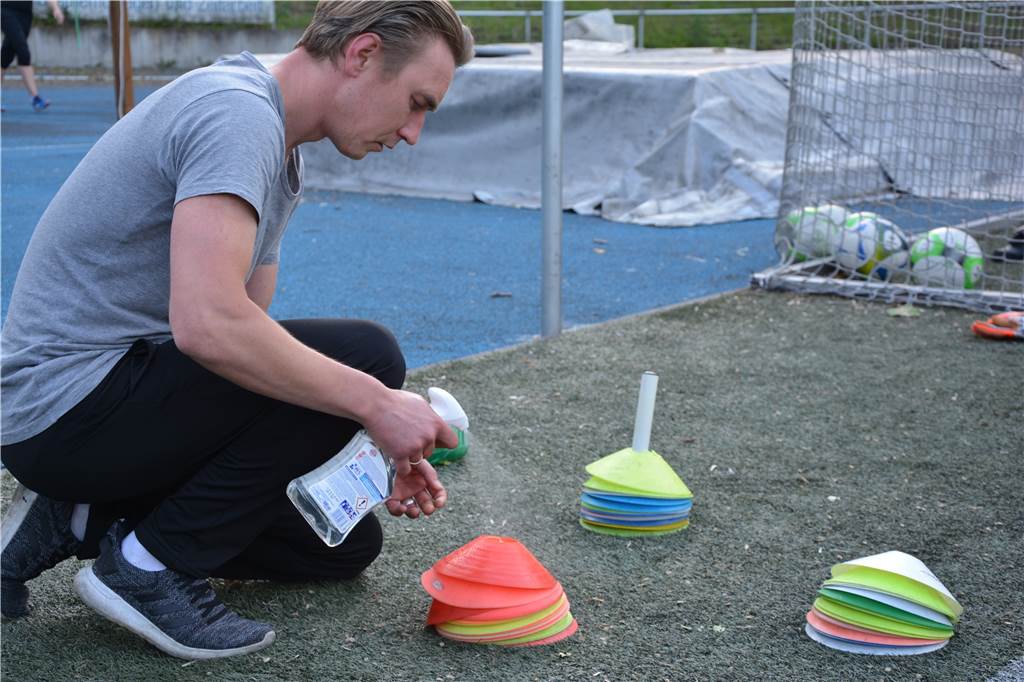 Erstes Training nach Corona-Pause: BV Brambauers B-Junioren begeistert zurück In mühsamer Handarbeit desinfiziert Sascha Kosner jedes einzelne Hütchen, bevor es wieder auf den Stapel kommt, um später weggeräumt zu werden.