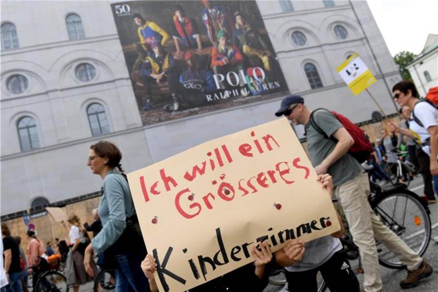 Regierung: Steigende Mieten sind soziale Frage schlechthin In München demonstrierten rund 7000 Menschen gegen Luxussanierungen und steigende Mieten. Foto: Felix Hörhager
