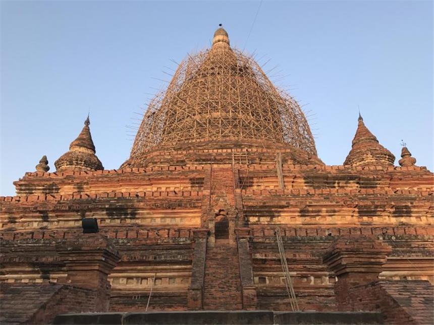 Tempelstadt Bagan soll Welterbe werden In Myanmars alter Königsstadt Bagan ist einer der mehr als 2000 buddhistischen Pagoden mit einem Baugerüst eingerüstet. Foto: Christoph Sator