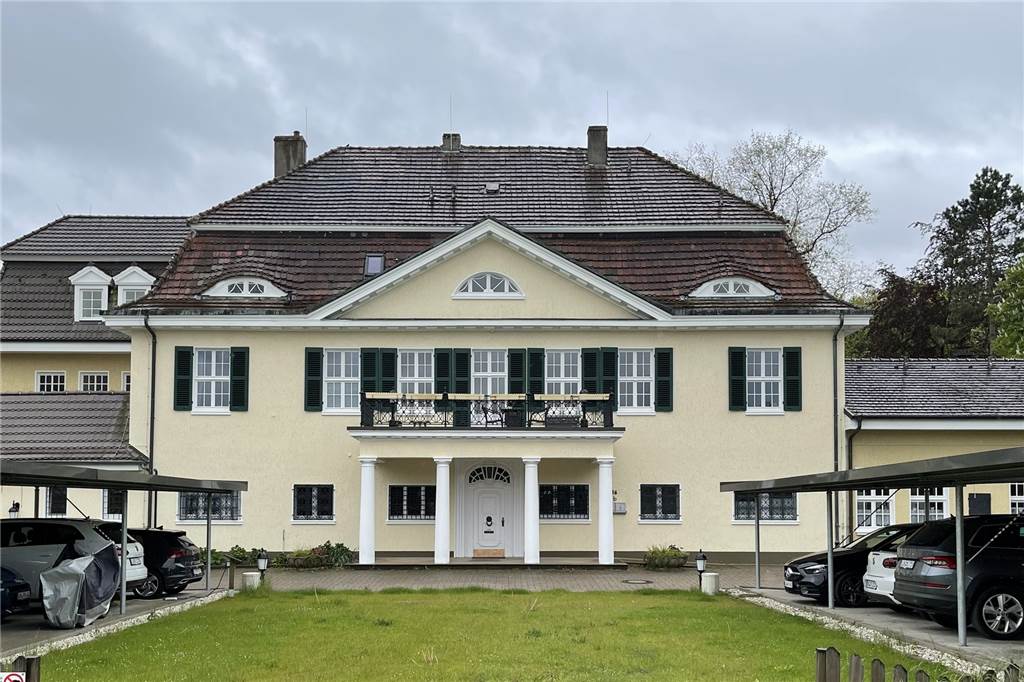 Viel gewagt, viel gewonnen: Villa Bolte erstrahlt in neuem Glanz In neuem Glanz erstrahlt die Villa Bolte. Im Zuge der Restaurierung sind auch zwei neue Carports errichtet worden. Sie verfügen über Stromanschlüsse für E-Autos.