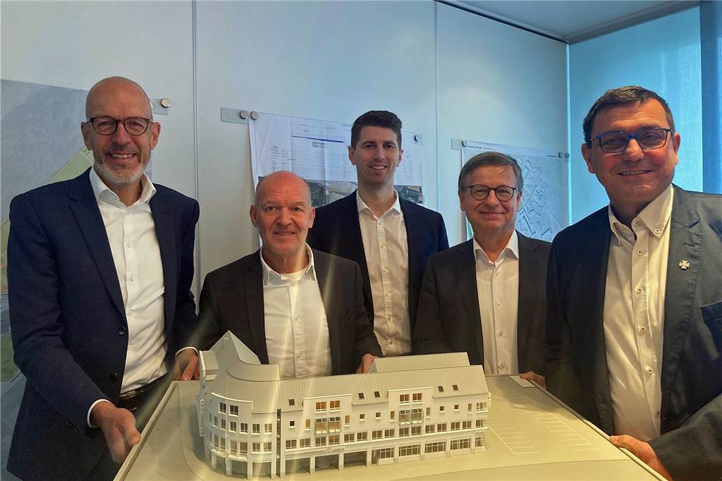 Rainer Heubrock gibt WBG-Chefposten ab: Städtebauliche Akzente gesetzt In neuer Funktion ist WBG-Chef Rainer Heubrock (2.v.l.) ab 1. Februar tätig. Er wird nebenamtlicher Vorstand. Den Chefposten übernimmt Jan Hische (M.). Das Foto zeigt Aufsichsratsvorsitzenden Dr. Felix Prinz (l.), Heinrich Moch, nebenamtlicher Vorstand, und Peter Witt, Vorsitzender des Betriebsrats.