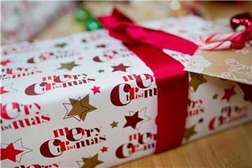 In Neuseeland ist ein „Secret Santa“ mit Geschenken unterwegs. Foto: Rolf Vennenbernd