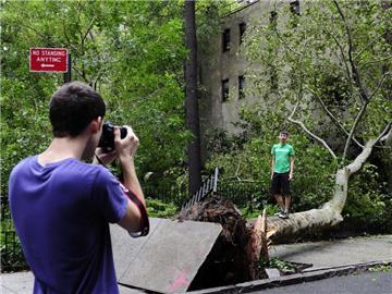 In New York City hat das große Aufräumen nach dem Wirbelsturm «Irene» begonnen. Touristen müssen kaum noch Einschränkungen fürchten. (Bild: dpa)