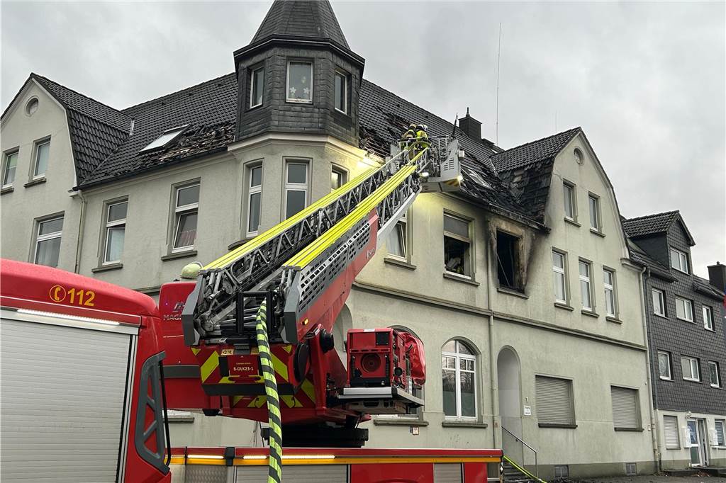Feuerwehreinsatz in Niederaden: Nachlöscharbeiten in der Kreisstraße Feuerwehr im Einsatz in Niederaden