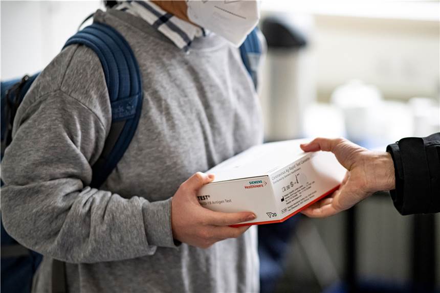 Keine freiwilligen Tests möglich: NRW sammelt 10 Millionen Coronatests an Schulen wieder ein Eine Schülerin nimmt ihre Covid-19-Schnelltest im Lessing-Gymnasium in Wedding-Berlin entgegen.