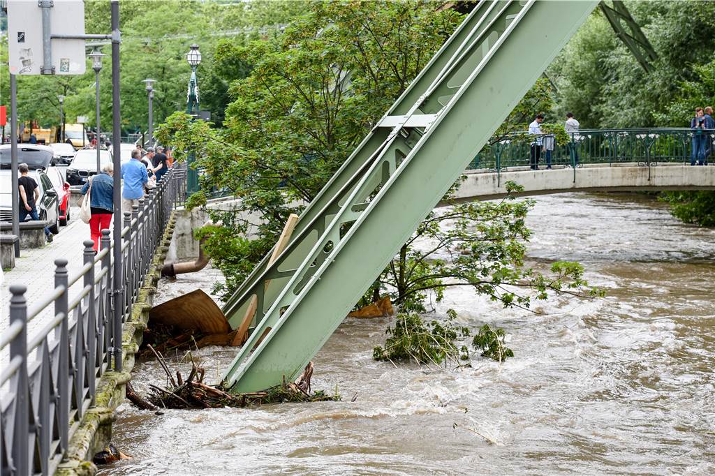 Unwetter in NRW: Mindestens 43 Todesopfer - mehrere Plünderungsversuche gemeldet – Liveblog In NRW ist es zu sintflutartigen Regenfällen samt Überflutungen gekommen. Für NRW-Ministerpräsident Armin Laschet ein historisches Ereignis.