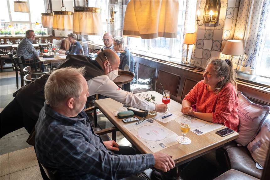 Lockerungen ab Freitag: Ohne Schnelltest in die Kneipe und ins Geschäft In NRW ist Gastronomie in geschlossenen Räumen voraussichtlich ab Freitag wieder erlaubt.