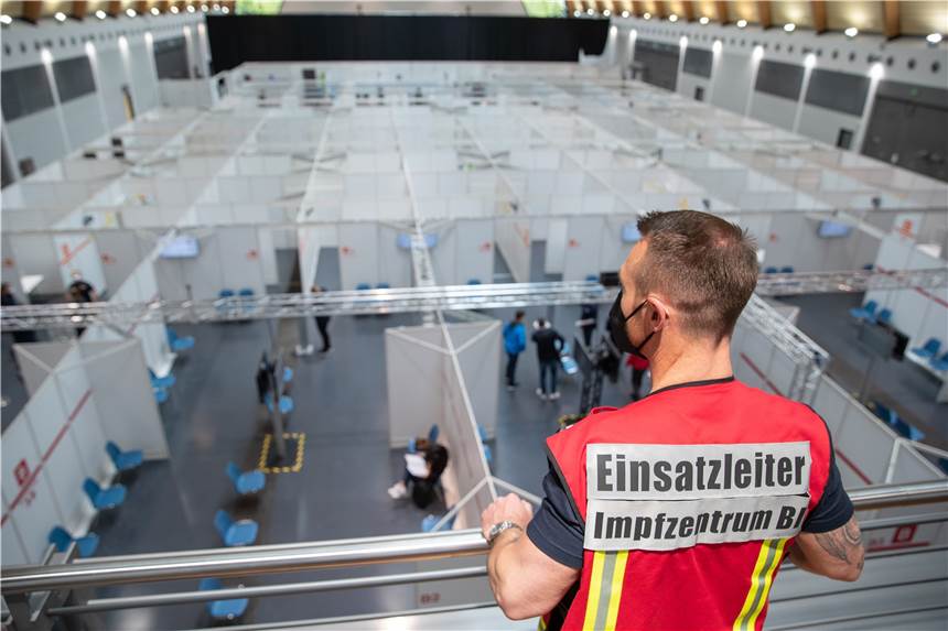 50.000 Menschen ließen im Juni ihre Termine in NRW-Impfzentren verfallen In NRW sind viele Menschen nicht zu ihrem Termin im Impfzentrum gekommen. Der Ruf nach Strafen für die Schwänzer wird daher lauter.