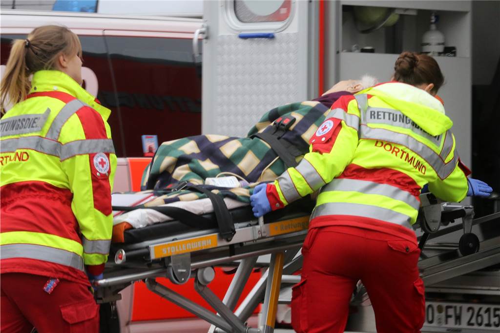 Rettungsdienst angespannt, Intensivstationen voll: Hilfeschrei der Feuerwehr-Gewerkschaft Zwei Frauen schieben eine Patientin in einen Krankenwagen.