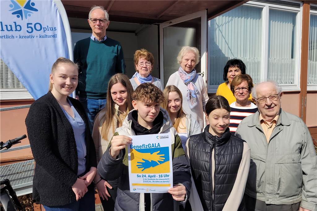 Ukrainer in Oer-Erkenschwick: „Wir haben vor der russischen Armee keine Angst“ Eine Menschengruppe vor einem Container