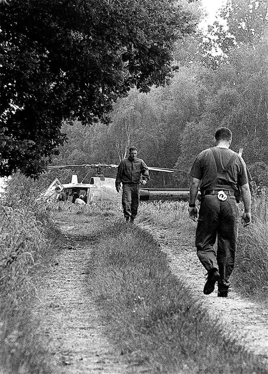Was steckt hinter dem Polizistenmord vor 15 Jahren? In Olfen steht am frühen Abend des 14. Juni 2000 ein Polizeihubschrauber in der Nähe eines Feldweges. Hier war der Wagen des Polizistenmörders Michael Berger entdeckt worden, daraufhin wurden Spezialisten zu dem Ort gebracht. Die Beamten fürchteten weitere Tote, zum Beispiel durch Sprengfallen an dem tiefergelegten BMW des Täters.