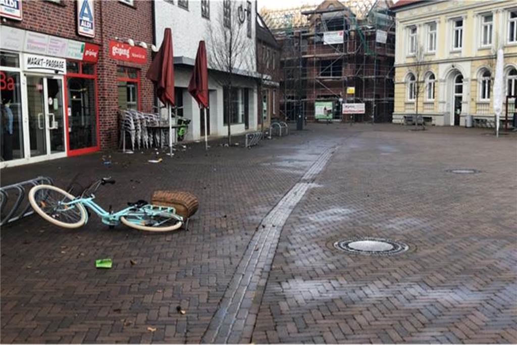 Einkaufen in Olfen ohne Termin: „Für uns ist die Öffnung jetzt das A und O“ In Olfen war es am Donnerstag (11.3.) mittags ziemlich leer. Wind und Regen sorgten nicht gerade für Einkaufslaune.