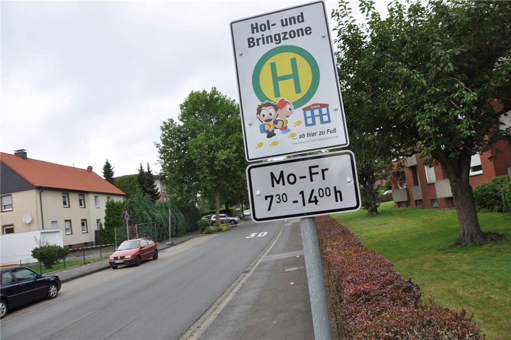 Elterntaxis in Olfen: Maßnahmen gegen gefährlichen Andrang vor der Grundschule In Olfen wird gerade über Hol- und Bringzonen diskutiert. In Selm sind Hol- und Bringzonen bereits an verschiedenen Standorten - hier vor der Grundschule Auf den Äckern in Bork - eingerichtet worden.
