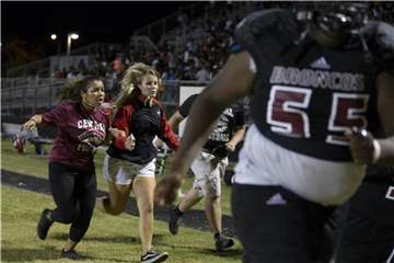 In Panik flüchteten viele Menschen aus dem Stadion der Palm Beach Central High School in Florida. Foto: Allen Eyestone/Palm Beach Post via ZUMA Wire