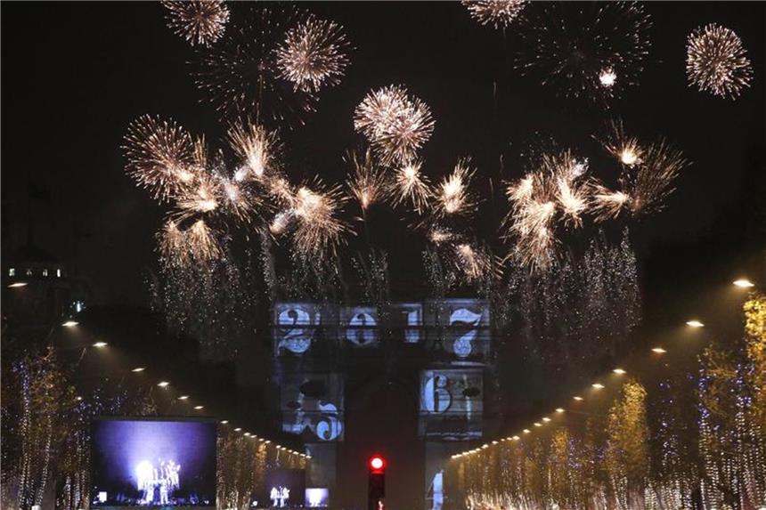 Koffer, Karten und Konfetti: Silvester rund um die Welt In Paris wird auf den Champs-Élysées groß Silvester gefeiert. Foto: Christophe Ena