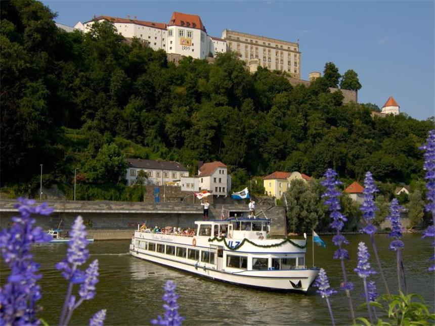 Eine Flusskreuzfahrt auf der Donau In Passau startet die Reise - und schon hier gibt es vieles zu entdecken, zum Beispiel die Veste Oberhaus auf dem Georgsberg. Foto: Günter Standl/dpa