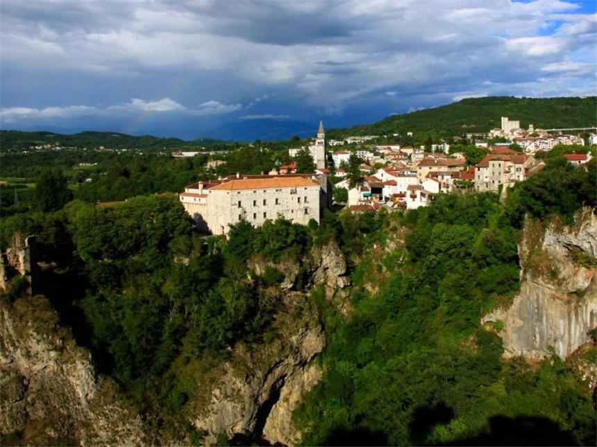 Mit Jules Vernes «Mathias Sandorf» durch Triest und Istrien In Pazin ist der dramatische Höhepunkt des Romans angesiedelt. Dort flieht Sandorf aus dem Gefängnis. Foto: Michael Juhran