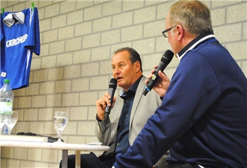 In Plauderlaune: Huub Stevens und Moderator Jörg Seveneick.