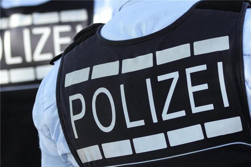 Nachbarn mit Spürnase: Geruch verrät Cannabis-Züchter In Polizei-Westen gekleidete Polizisten. Foto: Silas Stein/Archiv